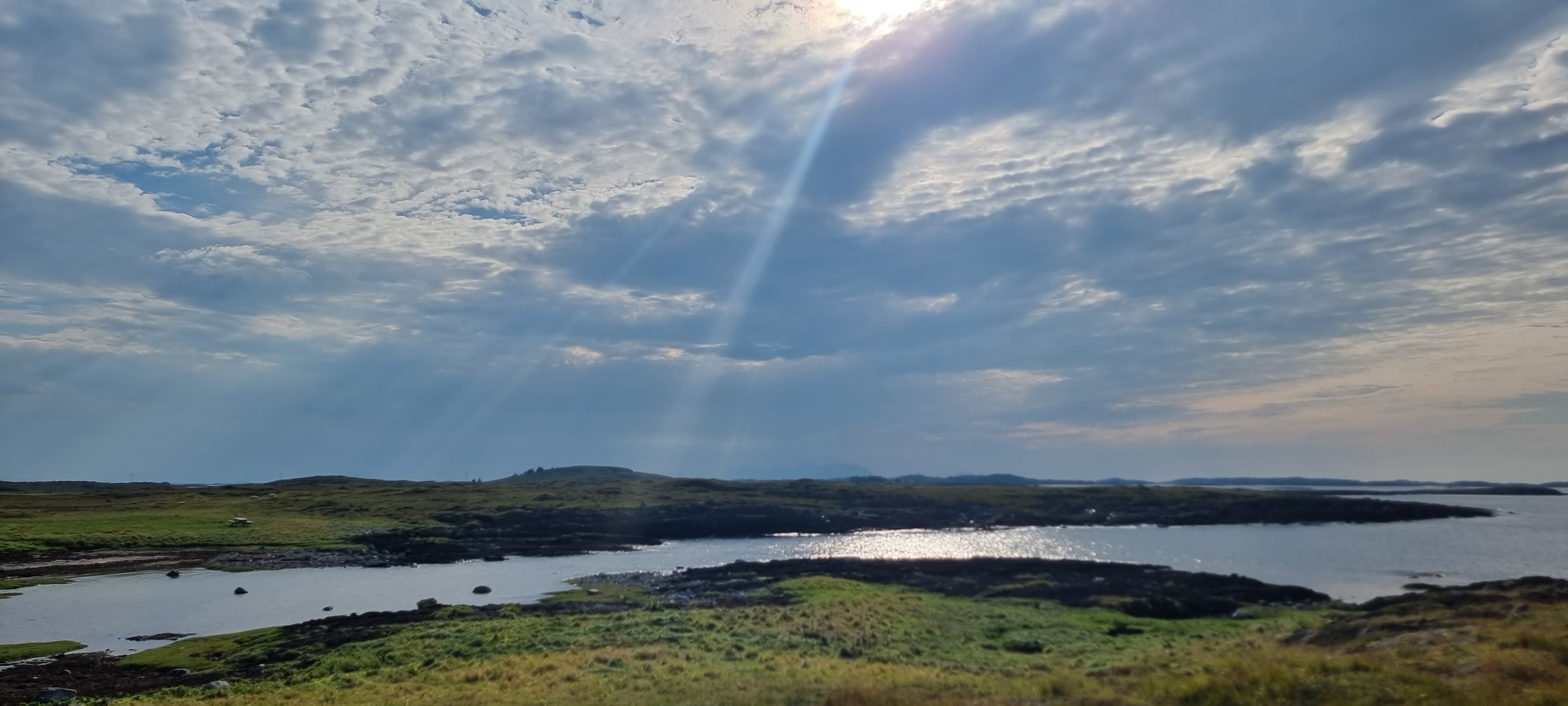 Helgelandskysten med sol over vannet