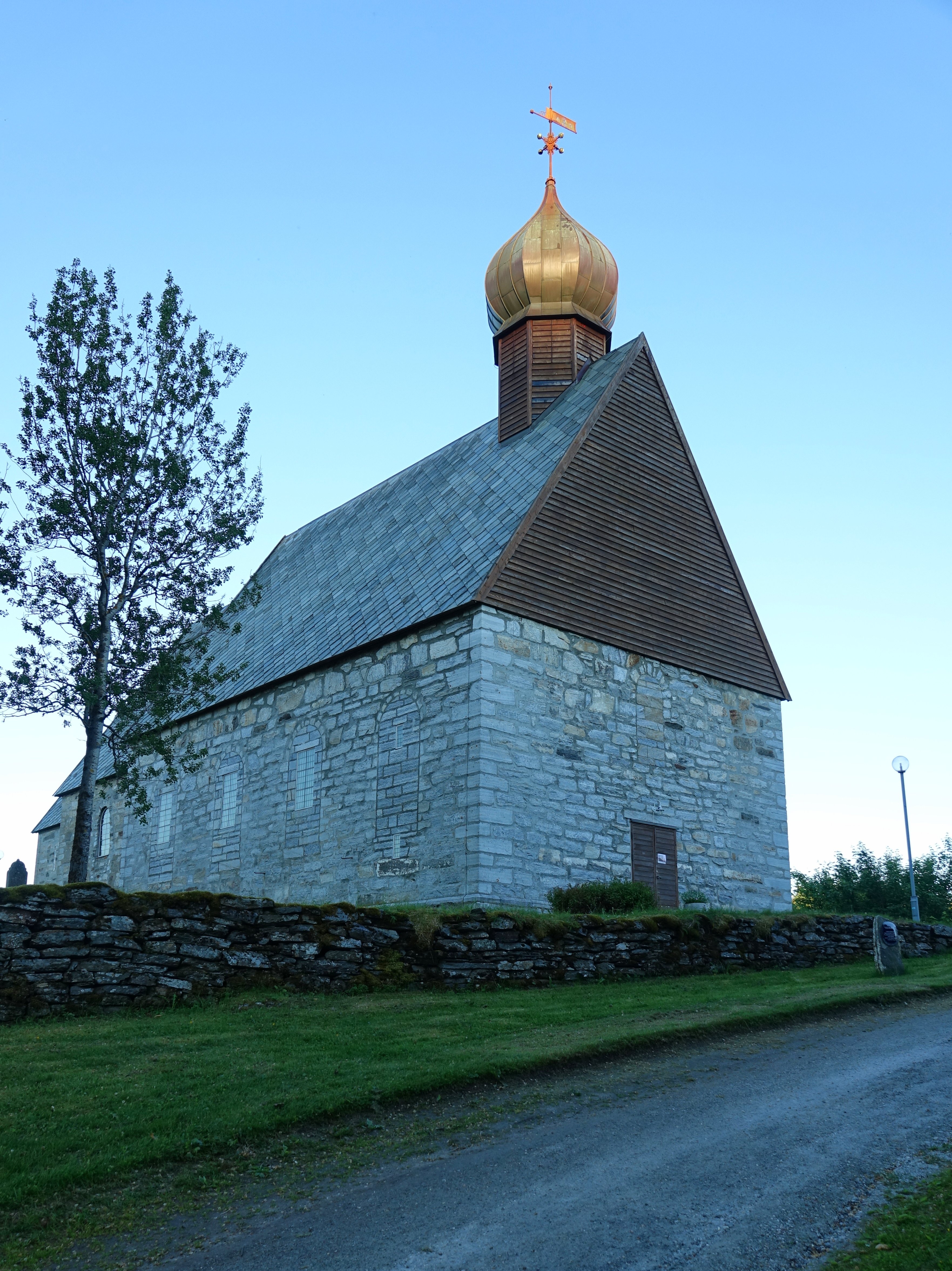 Dønnes kirke, middelaldersk steinkirke med forgylt kuppel